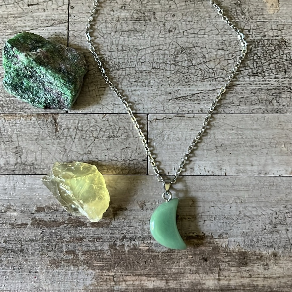 NWT Natural Green Jade moon shaped charm pendant stone necklace silver chain new - Picture 4 of 4